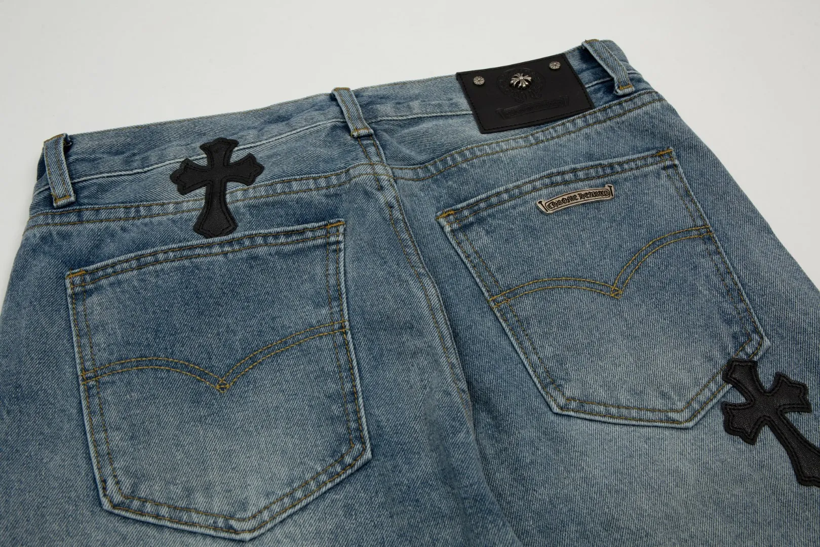 KE920#P180 The only correct leather label version on the market Chrome Hearts CH Cross embroidery distressed jeans Top ceiling quality 100% correct version The correct version is here!  Believe me this must be the best quality you will ever come across! ! Excellent value for money! !  Styles with different washes and textures are very friendly to people with thin legs and thick legs. The straight version is very flattering to the shape of the legs. The moderate length is timeless and easy to match. It is the basis of various styles and a must-have in the wardrobe! ! Add a little stacking to easily control the clean fit trend that has exploded this year. The fabric is stiff but also makes the upper body soft without losing texture. The sides and cuffs of some styles have a bone-wash effect. The vintage flavor pops up all at once. It’s really hard not to love it! ✅Correctly customize the Croxin metal leather label on the back panel. It is not sold directly with the cross on the finished jeans. 1:1 copying strives for excellence and the details are perfectly grasped. ✅The cross leather label is clear and smooth. Exquisite turning top craftsmanship. ✅Buttons, zippers and hardware are all customized versions of the Croxin LOGO. ✅High-cost washing process. Size: 28 30 32 34 36 (5 sizes)